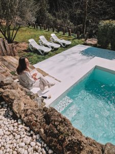 retiro de yoga de un día en masia en barcelona