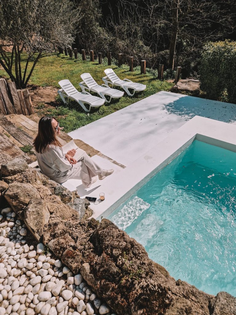 retiro de yoga de un día en masia en barcelona